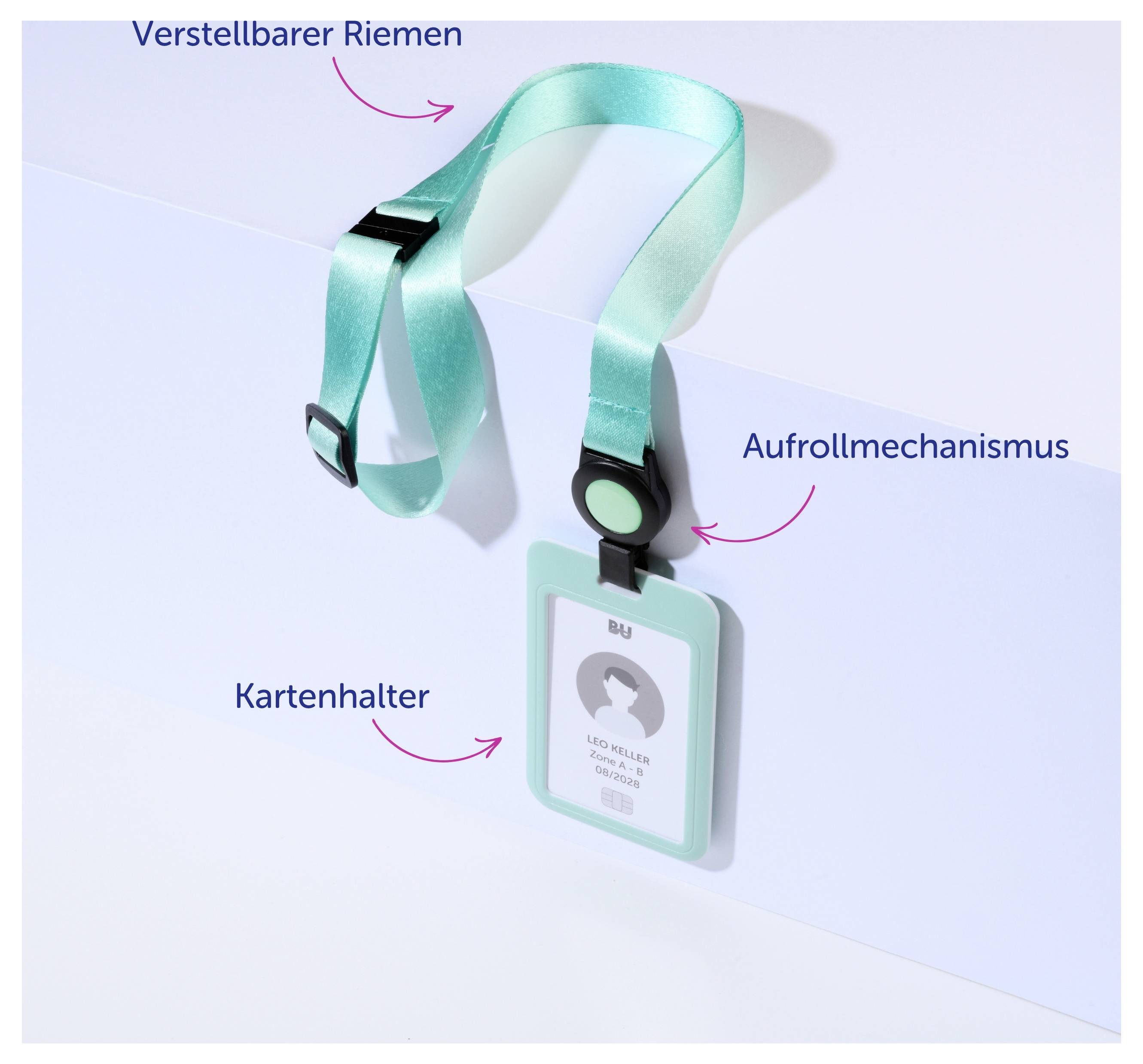 Türkisfarbener Kartenhalter mit verstellbarem Riemen und Aufrollmechanismus, beschriftet mit 'Kartenhalter', 'Verstellbarer Riemen' und 'Aufrollmechanismus'.