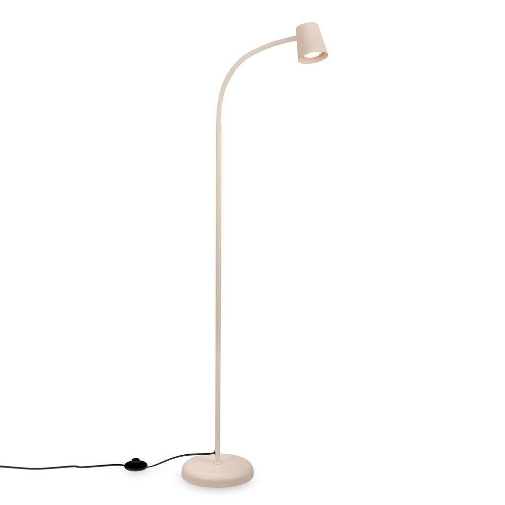 Minimalistische Bodenleuchte in zartem Rosaton mit geschwungenem Ständer und kleinem verstellbarem Schirm, fotografiert auf weißem Hintergrund mit sichtbarem Stromkabel.