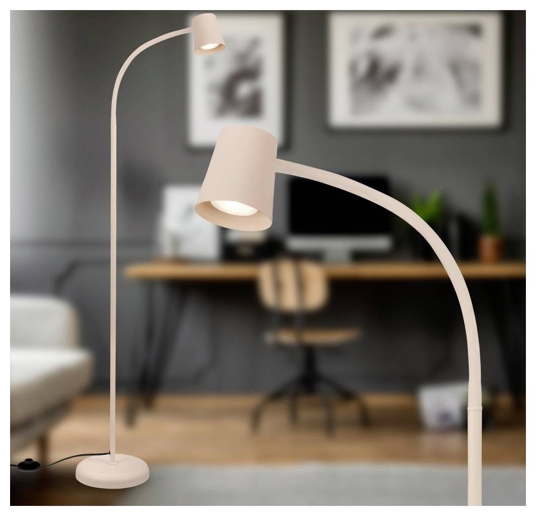 Moderne Stehleuchte in Beige mit zwei verstellbaren Lichtern, dargestellt in einem Homeoffice- oder Wohnzimmerumfeld.