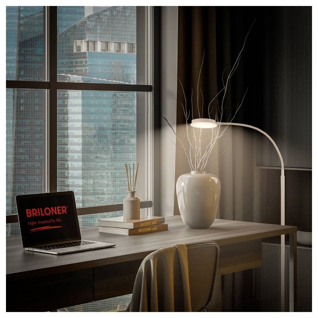 Moderner Homeoffice-Schreibtisch an einem Fenster mit Stadtblick, ausgestattet mit einem Laptop mit der Anzeige 
