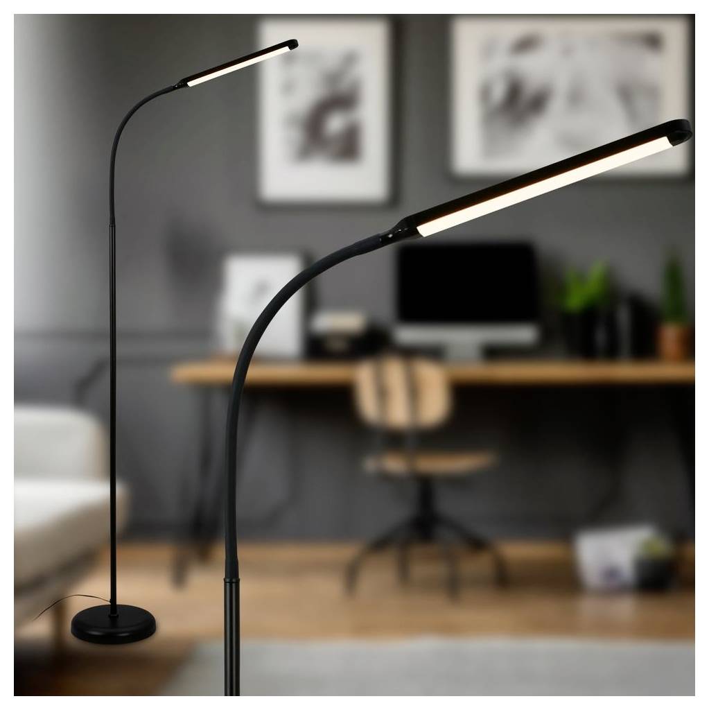 Zwei moderne schwarze LED-Stehlampen in einem unscharfen Homeoffice, mit einem Schreibtisch, Stuhl, Computermonitor und Wandkunst im Hintergrund.