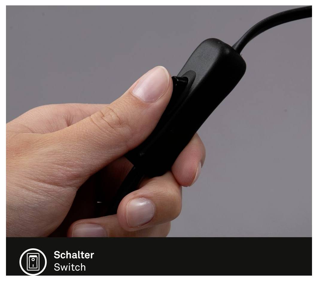 Hand drückt einen schwarzen Inline-Schalter auf einem Kabel, beschriftet mit 