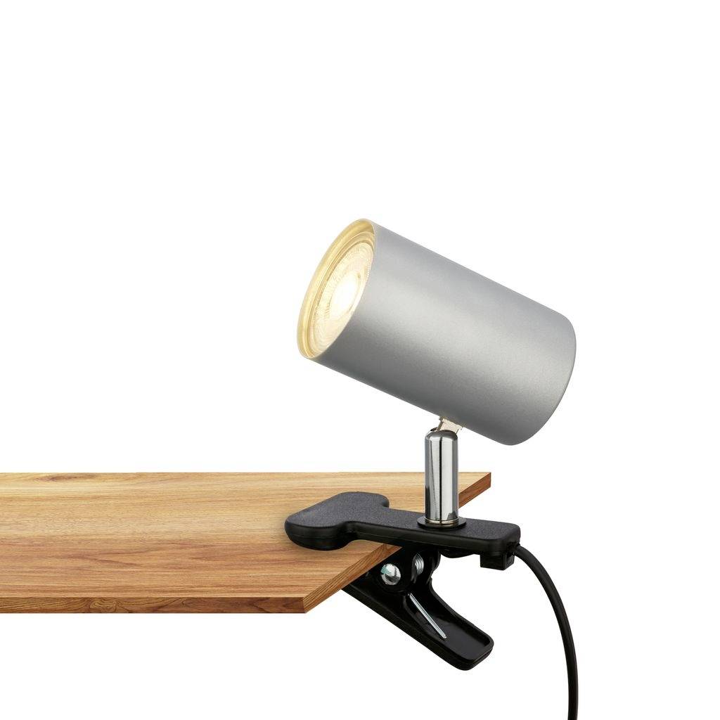 Clip-on Grau-Spotlightlampe, die auf ein Holzregal scheint, mit schwarzer Klemme und Stromkabel.