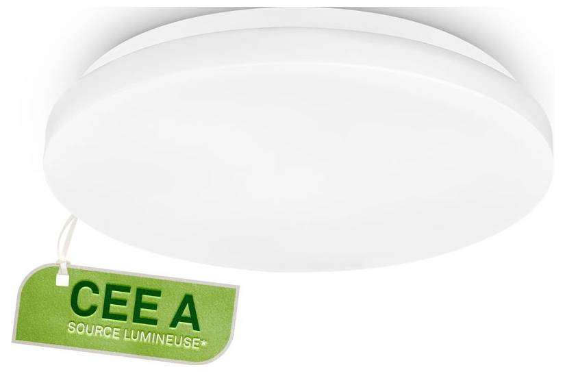 Weiße Deckenleuchte mit einem grünen Energielabel, das darunter hängt und „CEE A