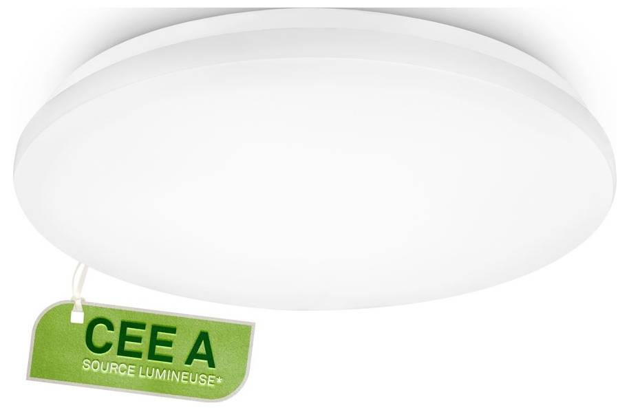 Eine weiße Deckenleuchte mit einem grünen Anhängeetikett, auf dem „CEE A