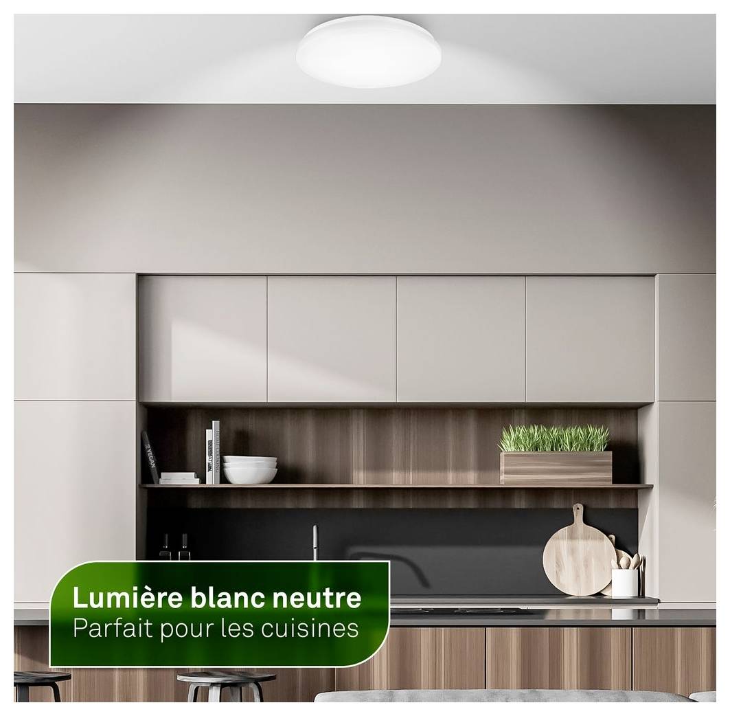 Moderne Küche mit neutralem Schrank und Holzakzenten, mit einem grünen Banner mit der Aufschrift „Lumière blanc neutre