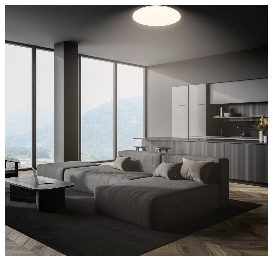 Modernes Schlafzimmer mit zwei niedrigen Betten, bodentiefe Fenster und ein kompakter Küchenbereich mit Blick auf neblige Berge.