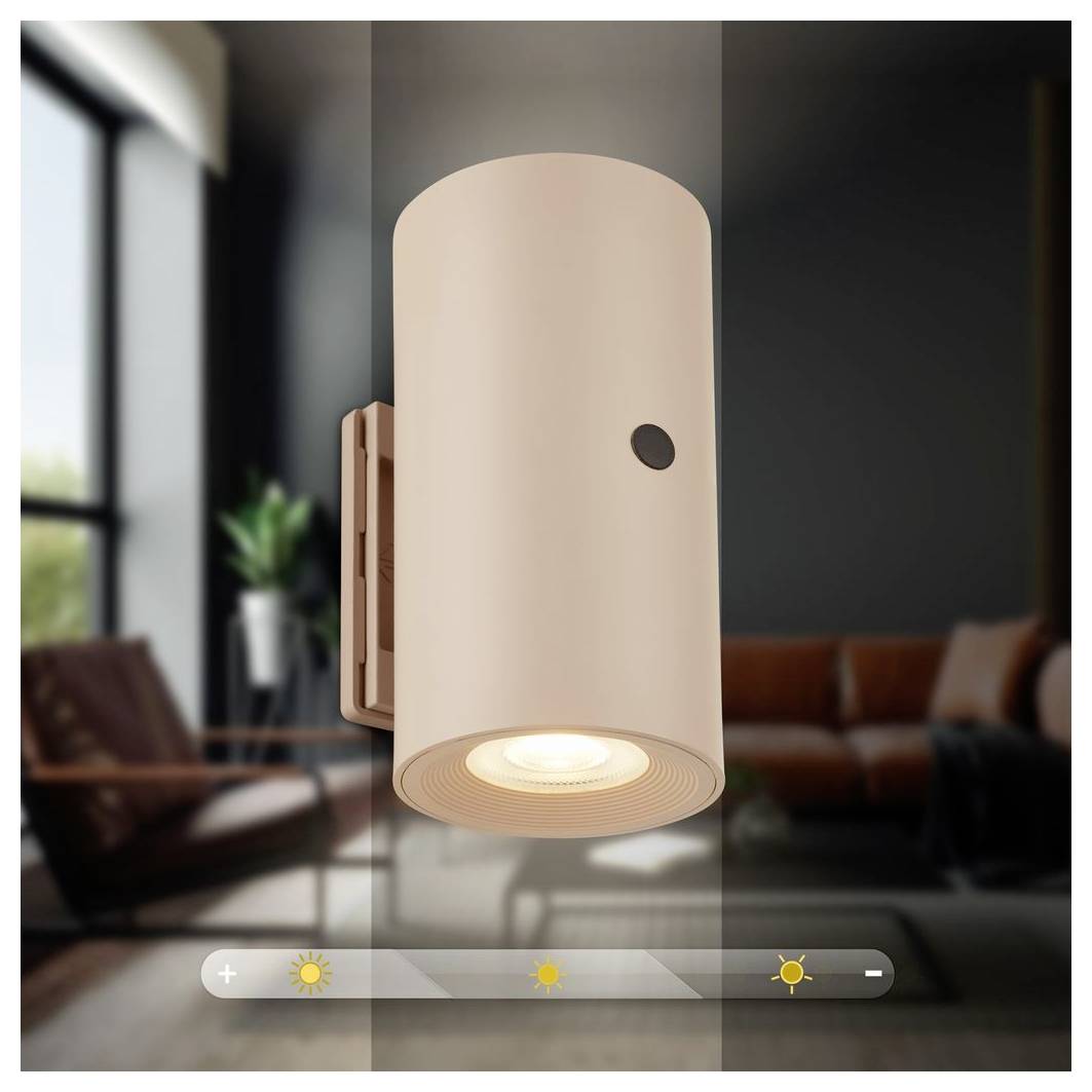 Beige zylindrische Wandleuchte mit schwarzem Knopf und Symbolen für einstellbare Helligkeit, gezeigt in einem modernen Wohnzimmer.