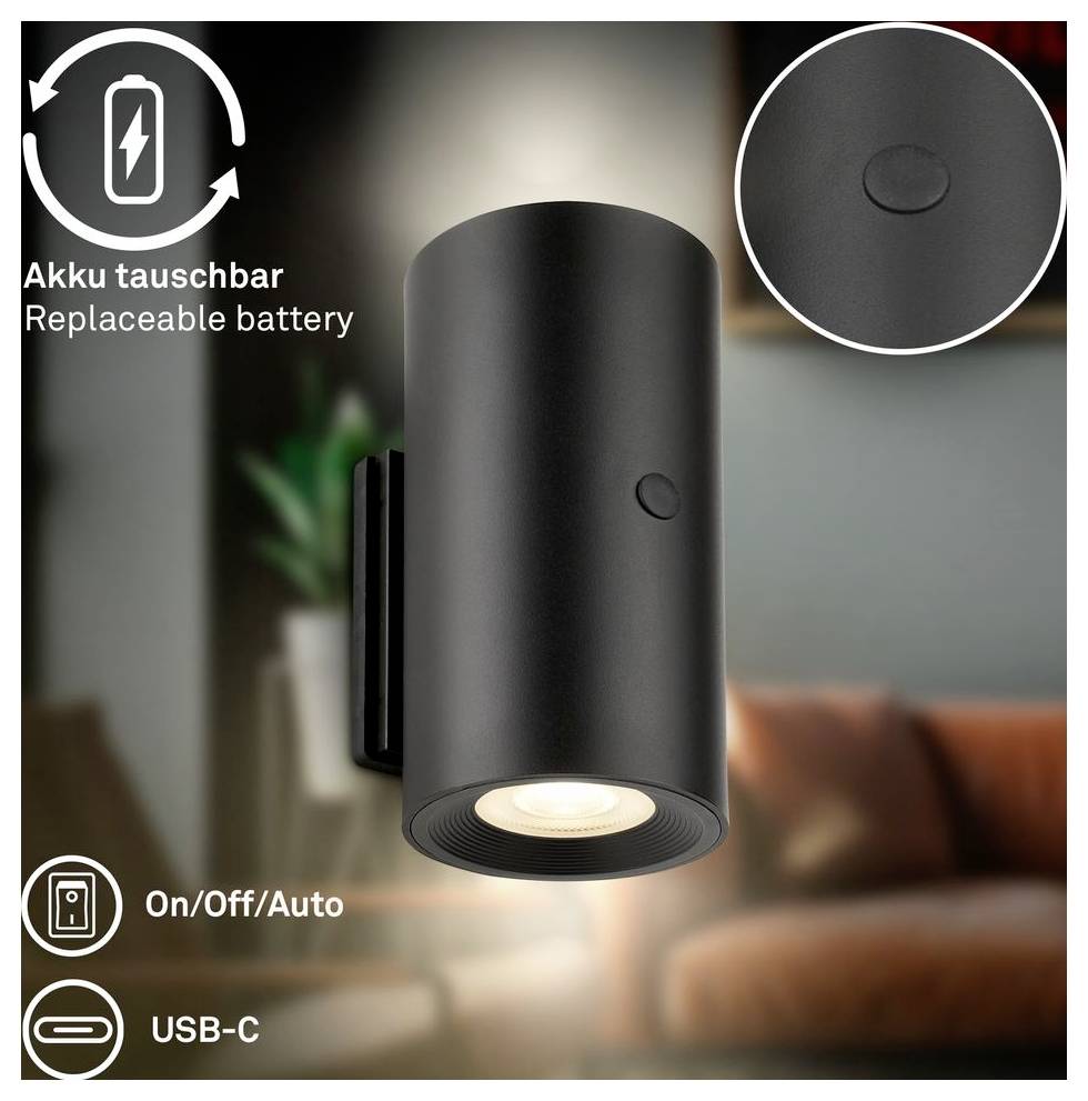Schwarze zylindrische Wandleuchte mit austauschbarem Akku, Ein-/Aus-/Auto-Taste und USB-C-Aufladung, die in einem Wohnzimmer gezeigt wird.