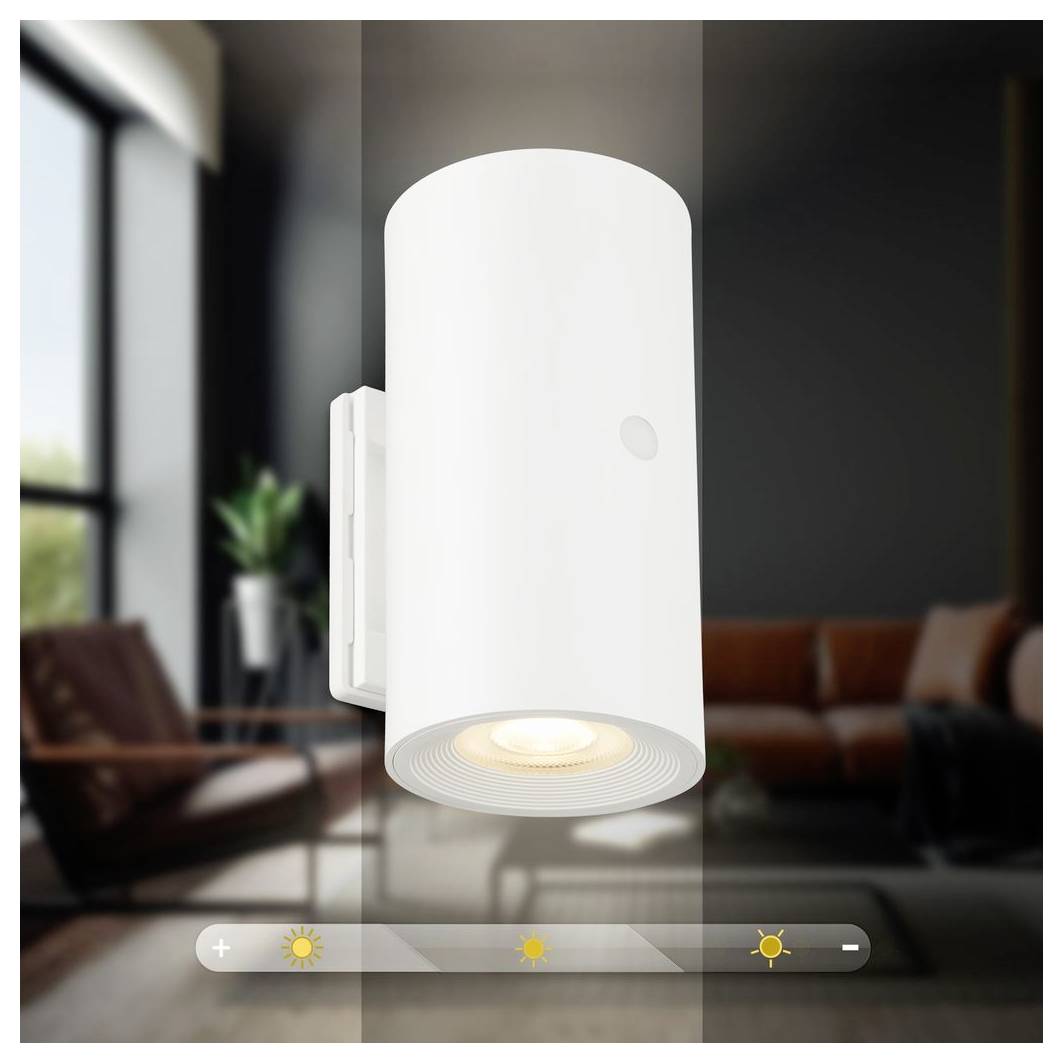 Weiße zylindrische Wandleuchte in einem modernen Wohnzimmer, mit einer Helligkeitsregelleiste auf dem Bild, die Plus-, Sonne- und Minussymbole zeigt.