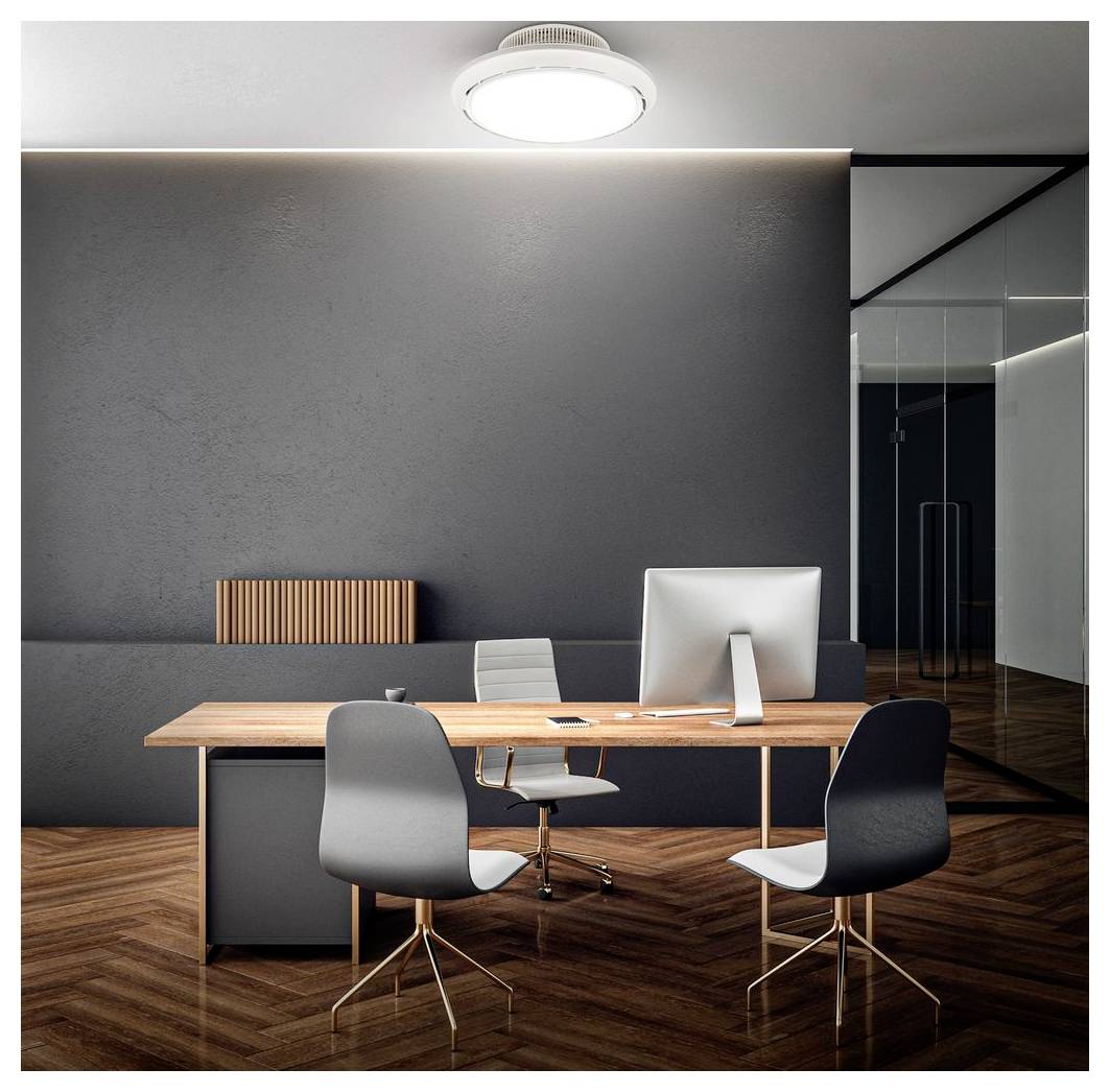 Modernes minimalistisches Büro mit Holzschreibtisch, drei Stühlen und Computer vor einer dunkelgrauen Wand und Glasteilwand.