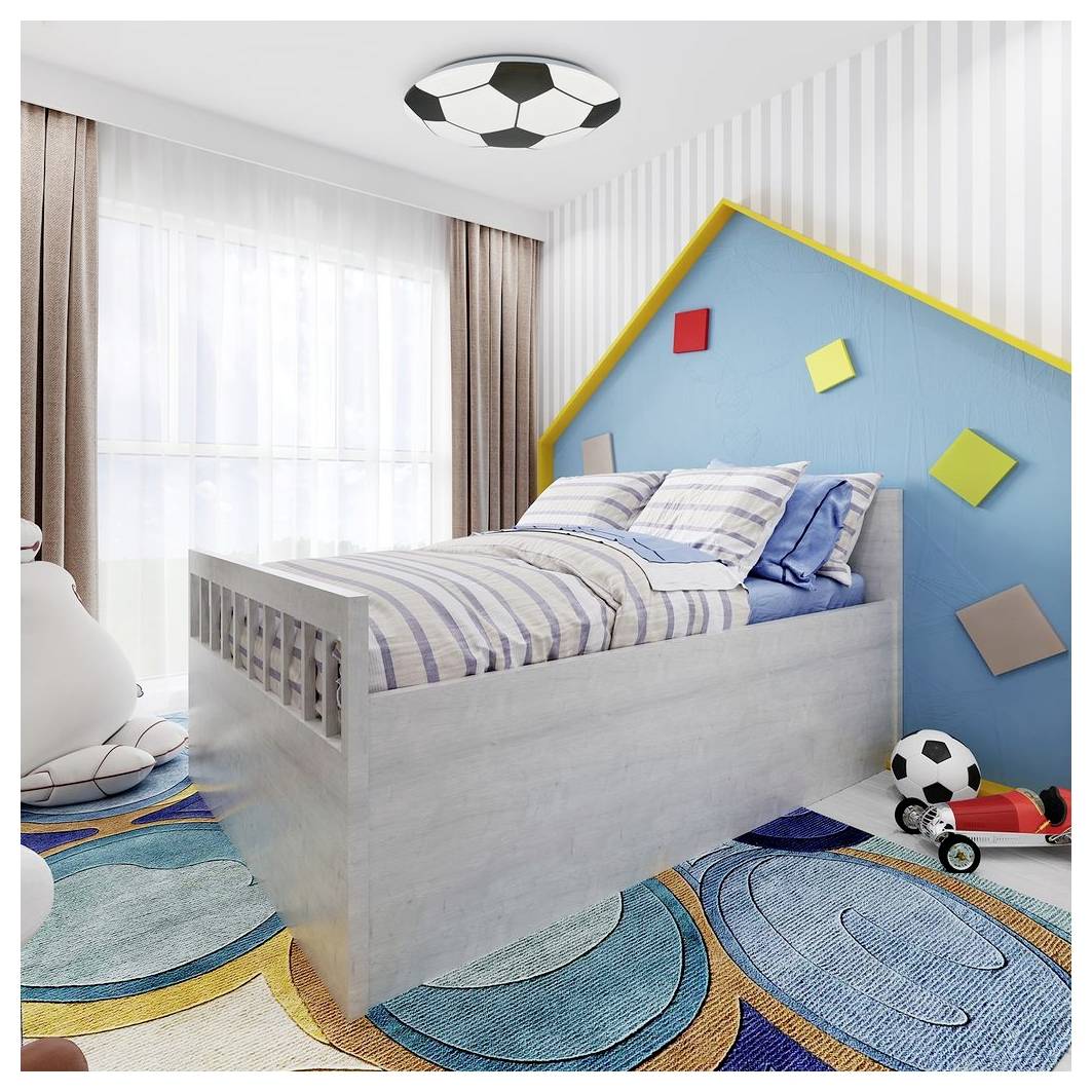 Kinderzimmer mit einem fußballthematisierten Bett, blauem hausfömigem Wandpaneel, buntem Teppich und Spielzeugen neben dem Bett.