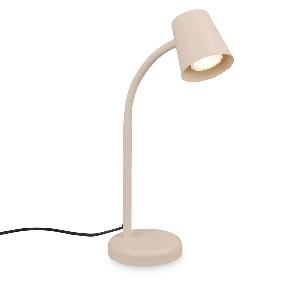 Beige-farbige Schreibtischlampe mit gebogenem Hals und leuchtender Lampenschirm, gezeigt mit schwarzem Stromkabel auf weißem Hintergrund.