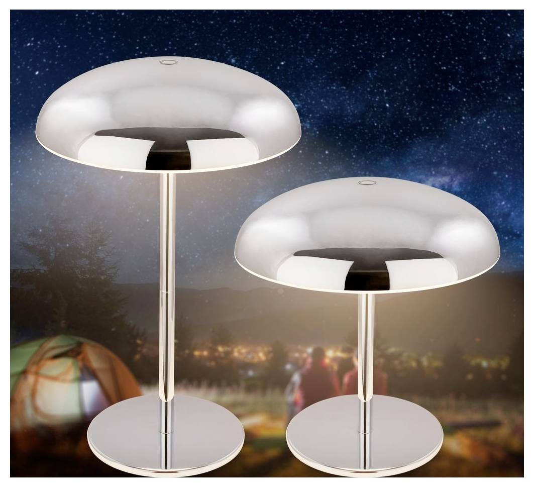 Zwei moderne silberfarbene pilzförmige Tischlampen mit runden Basen, dargestellt vor einer nächtlichen Campingszene mit einem Zelt und entfernten Lichtern.