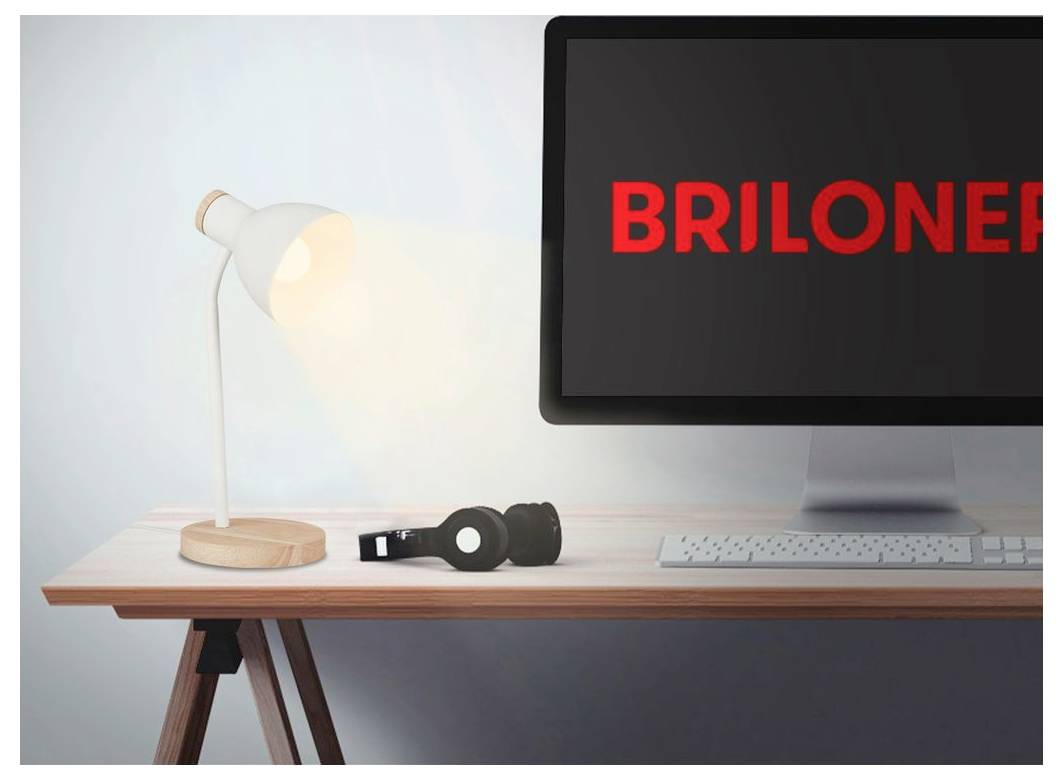 Schreibtischszene mit einer Lampe, Kopfhörern, einer Tastatur und einem Monitor, auf dem das rote Wort „BRILLONE