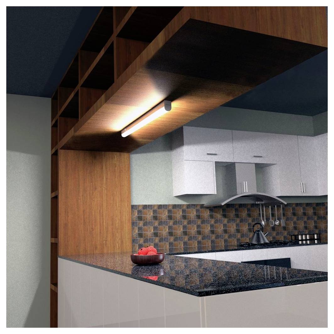 Modernes Kücheninterieur mit weißen Schränken, Fliesenspiegel, dunkler Arbeitsplatte, Holzregalen und einer Schüssel mit rotem Obst auf der Arbeitsplatte.