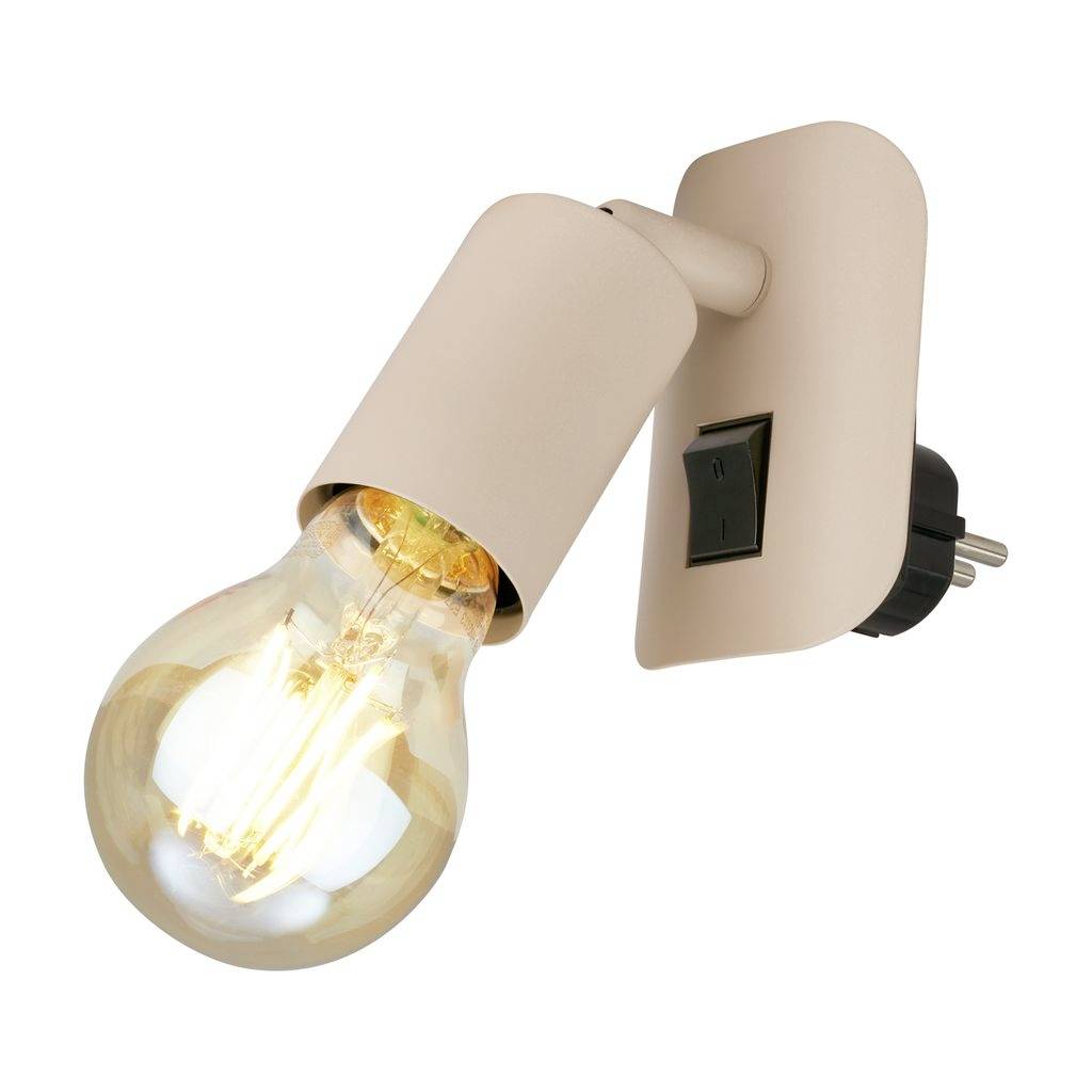 Beige Steckdosen-Wandleuchte mit verstellbarem Schirm und sichtbarem leuchtenden Glühbirne, dargestellt auf weißem Hintergrund.