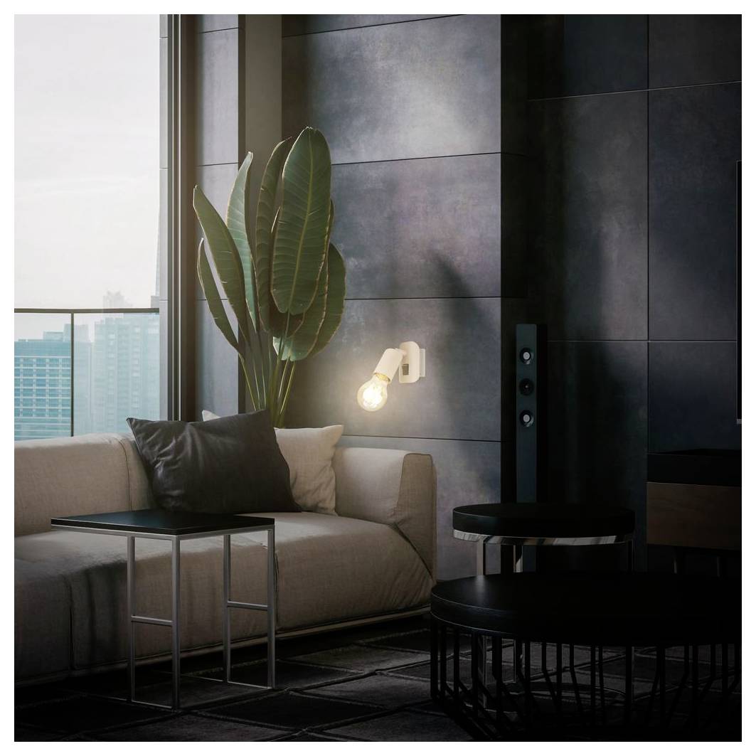 Modernes Wohnzimmer mit grauem Sofa, schwarzen Tischen, hoher Pflanze, Wandleuchte und großem Fenster mit Stadtblick.