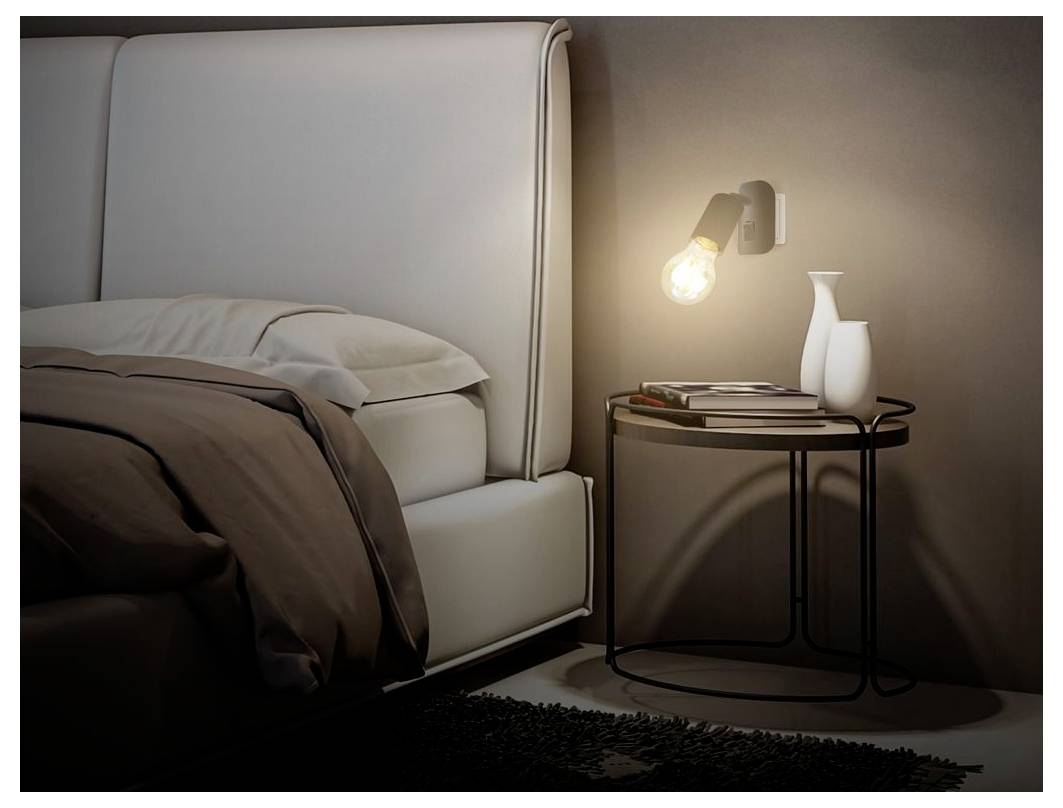 Moderner Schlafzimmerecke mit einem weiß gepolsterten Bett, an der Wand montierter beleuchteter Glühbirne und kleinem Beistelltisch mit Vasen und Büchern