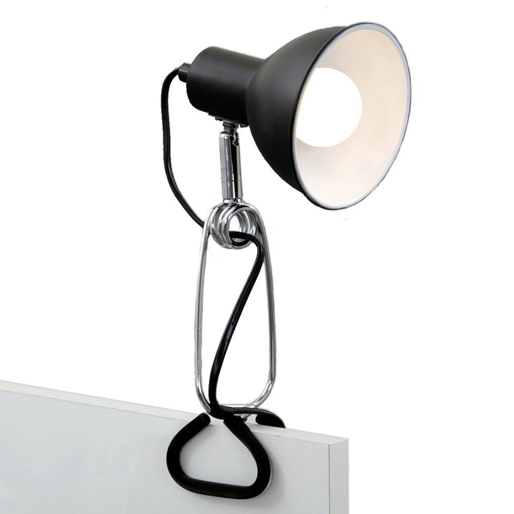 Schwarze Klemmschreibtischleuchte mit verstellbarem Metallgestell, an der Kante einer Oberfläche befestigt und nach unten geneigt.