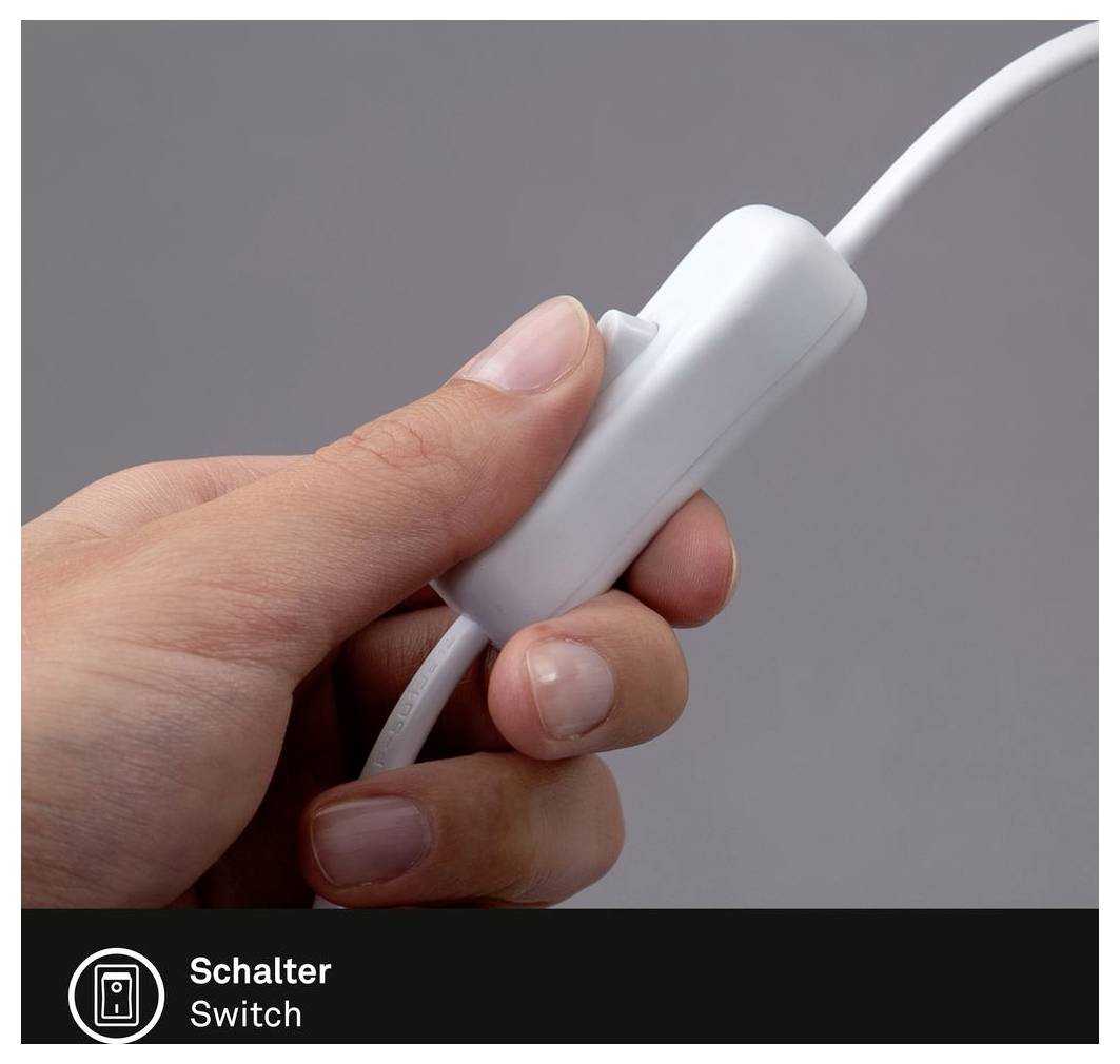 Hand halten einen weißen Inline-Netzschalter an einem Kabel, unten mit 'Schalter' und 'Switch' beschriftet.