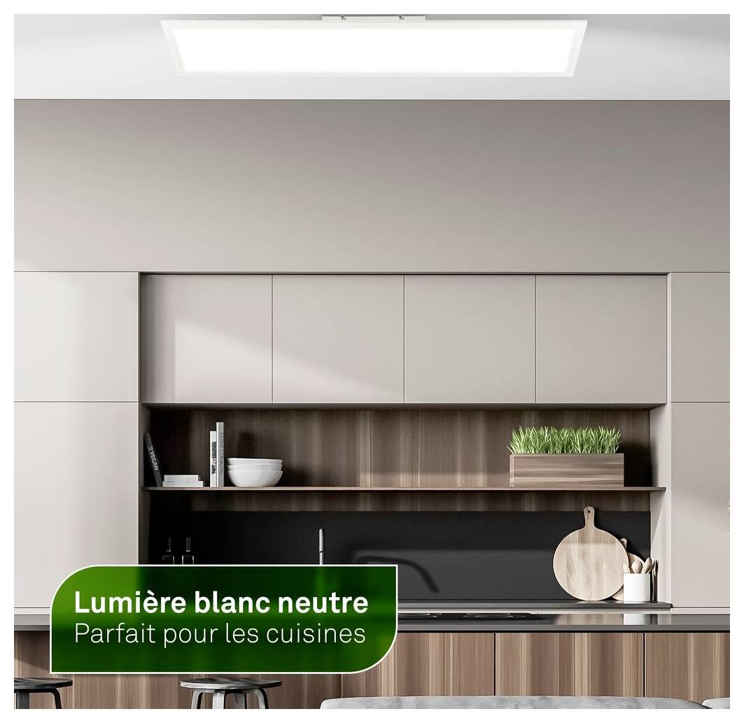 Moderne Küche mit einer Deckenleuchte; grünes Etikett liest sich „Lumière blanc neutre