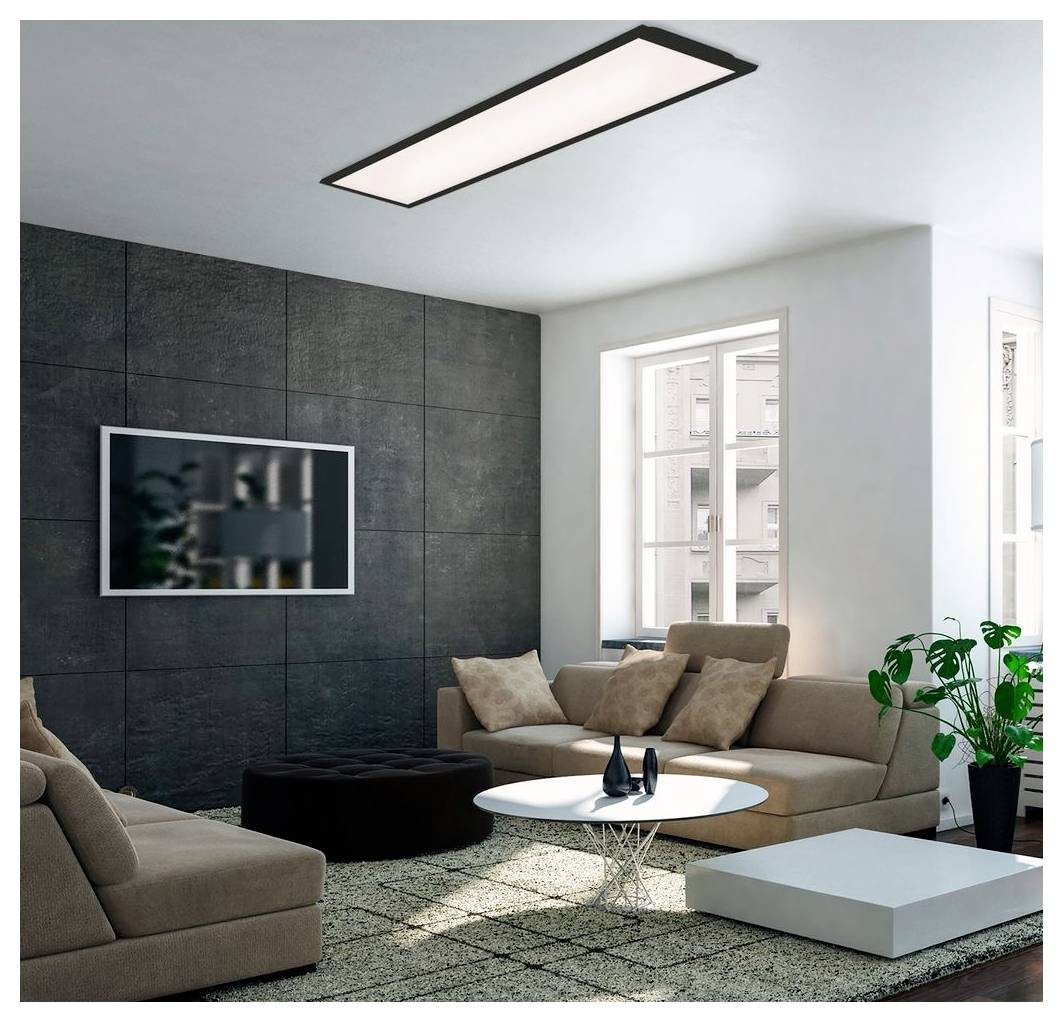 Modernes Wohnzimmer mit beigen Sofas, rundem Couchtisch, dunkler Akzentwand mit gerahmten Kunstwerken, großem Fenster und Topfpflanze.