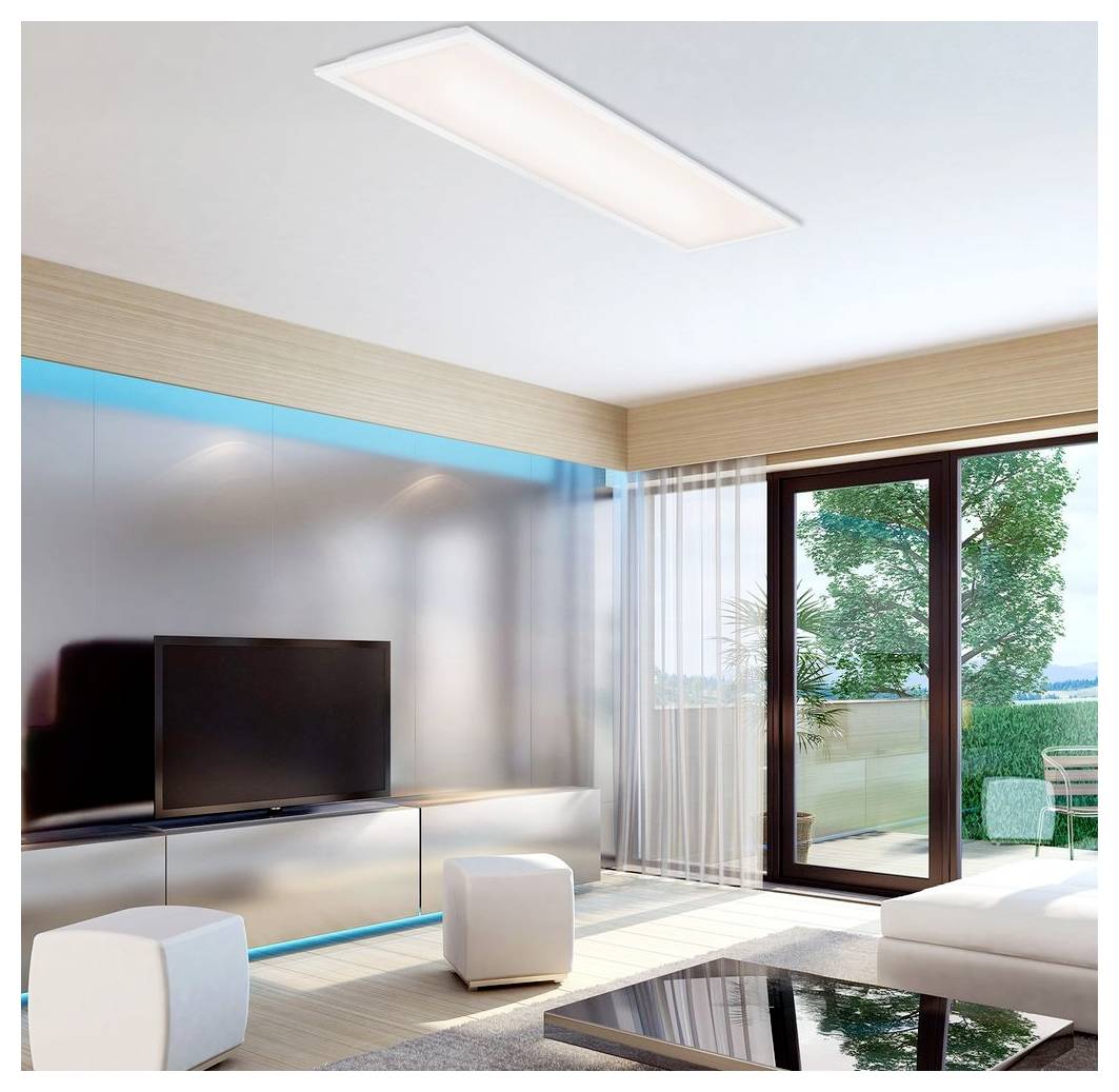Modernes Wohnzimmer mit großem Fernseher, weißer Sitzmöbel, glastisch und Glasschiebetür, die auf einen Balkon mit Bäumen draußen öffnet.