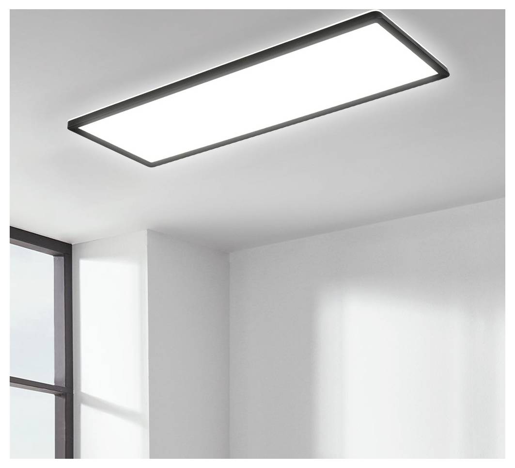 Minimalistisches, an der Decke montiertes rechteckiges LED-Lichtpaneel in einem hellen weißen Raum in der Nähe eines Fensters.