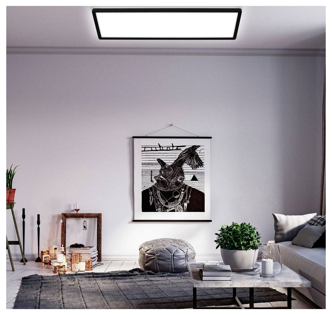 Modernes Wohnzimmer mit Sofa, Couchtisch, Teppich, Pflanzen, Kerzen und einem großen Wandkunstporträt als Blickfang.