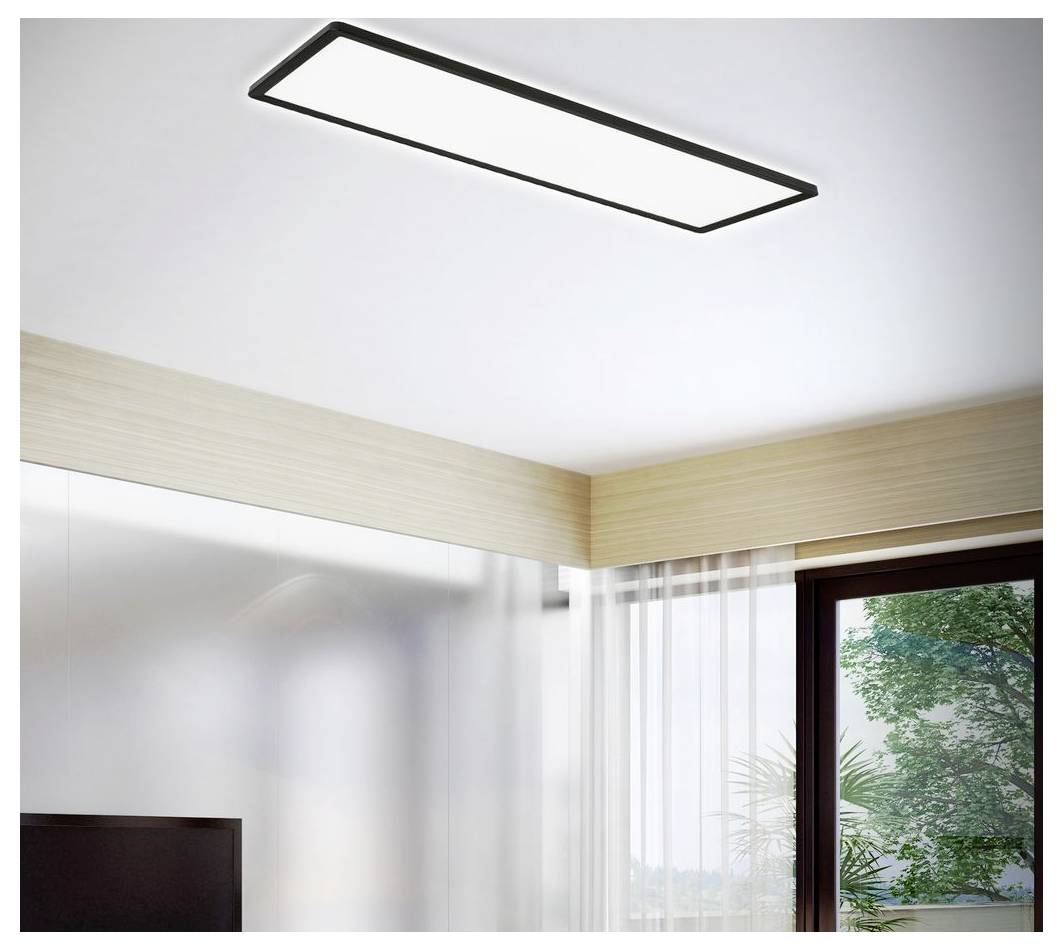 Minimalistisches modernes Interieur mit einer rechteckigen schwarzen Deckenleuchte über einer Raumecke, Fenster, transparenten Vorhängen und Baum draußen.