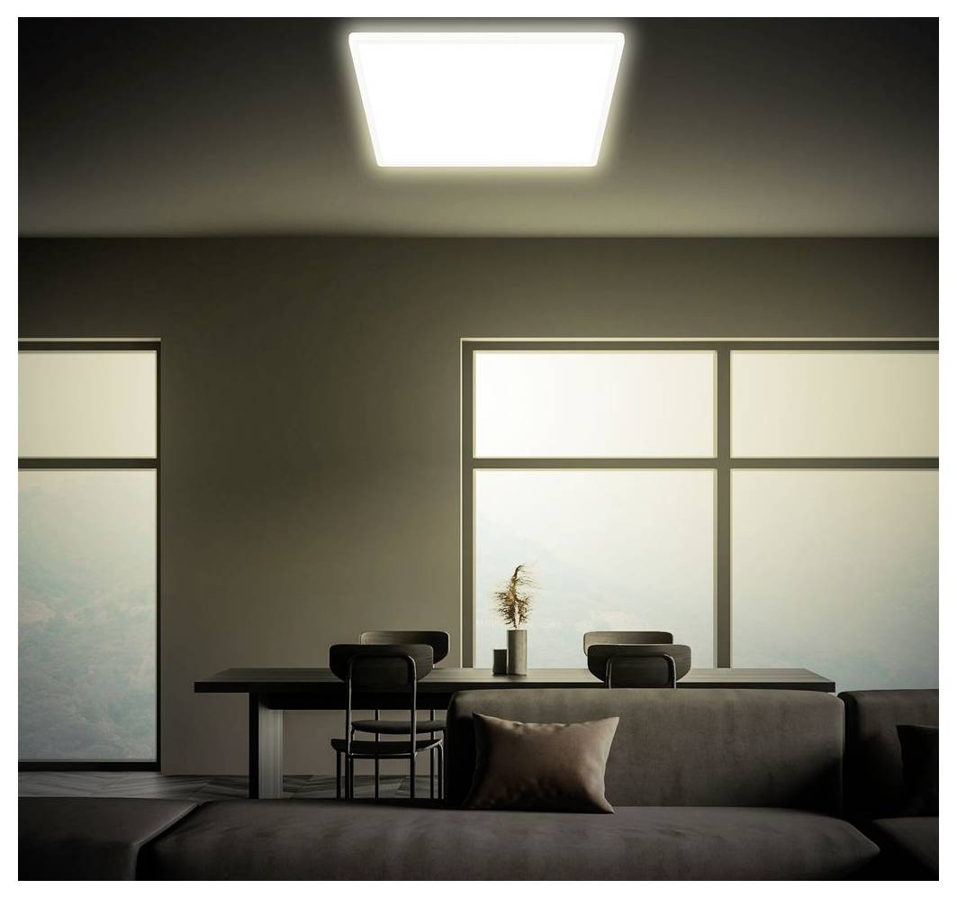 Modernes minimalistisches Wohnzimmer mit Sofa, Esstisch, Stühlen, großen Fenstern und einer hellen Deckenleuchte.
