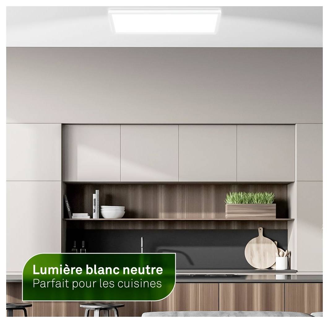 Modernes Kücheninterieur mit Schränken und Insel, überlagert mit grünem Etikett mit der Aufschrift „Lumière blanc neutre