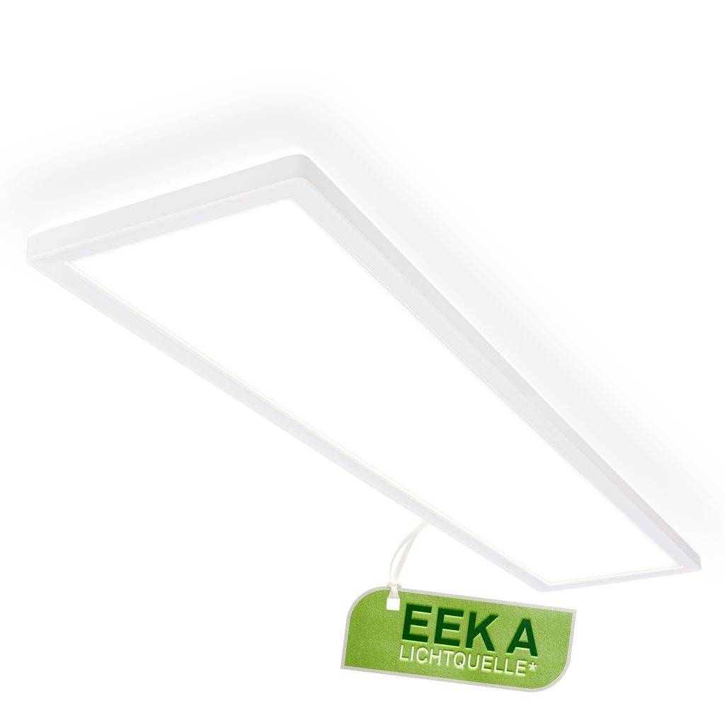 Eine schlanke rechteckige LED-Deckenleuchte mit einem grünen Etikett mit der Aufschrift 
