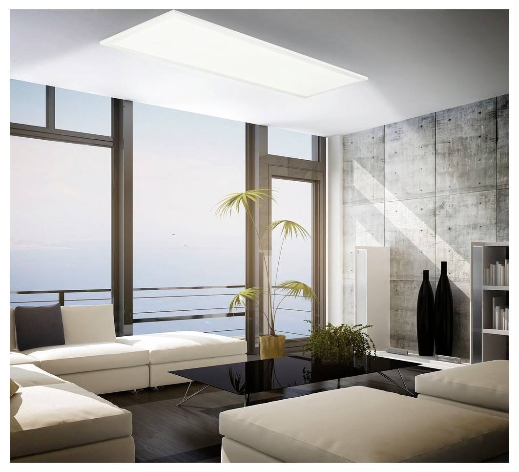 Modernes Wohnzimmer mit weißen Ecksofa-Garnituren, Glascouchtisch, hohen Fenstern und Meerblick, sowie Betonakzentwand und Dekoration.