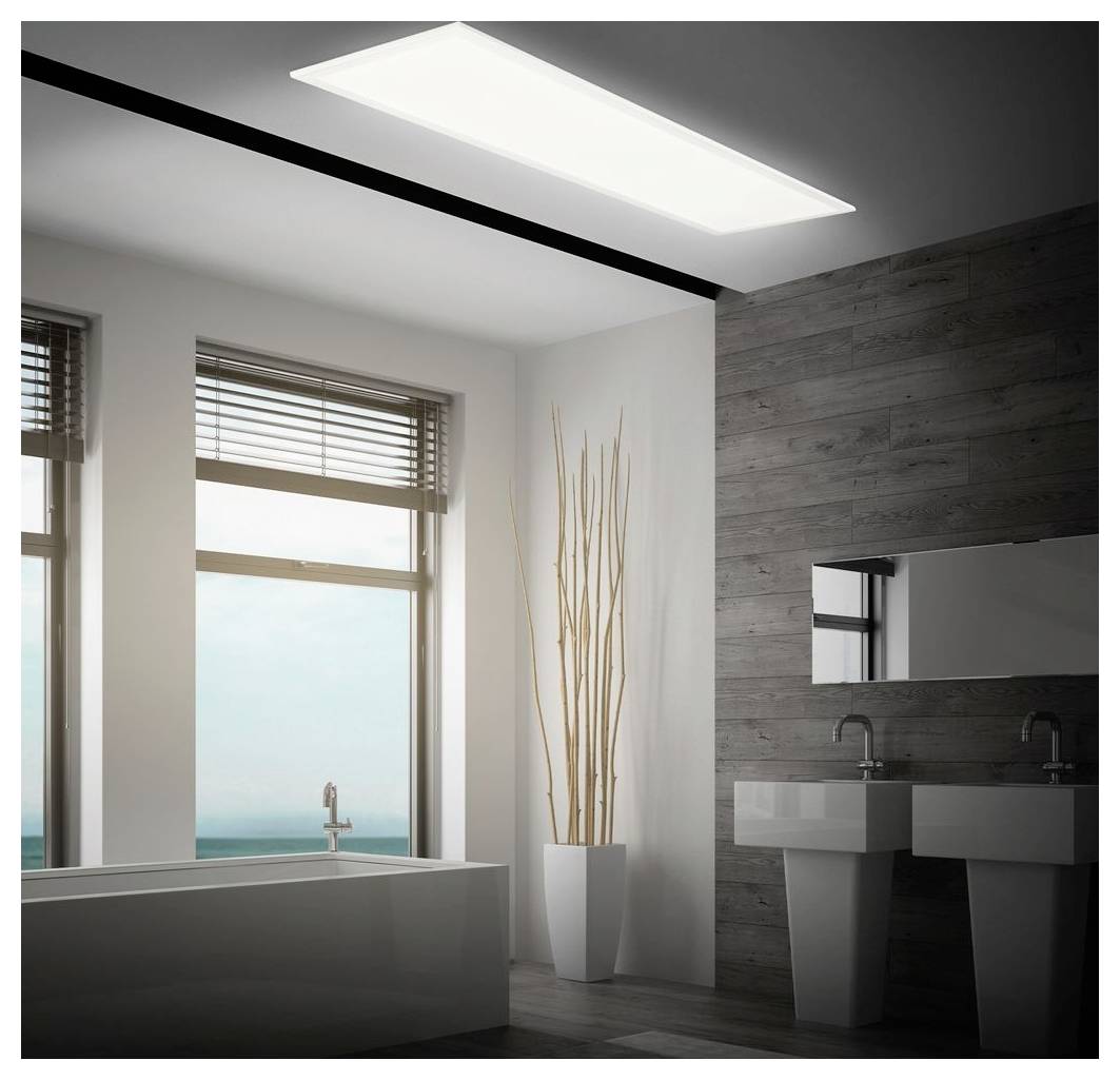 Modernes Badezimmer-Interieur mit einer freistehenden Badewanne vor großen Fenstern, einem Doppel-Waschbecken, Spiegel und minimalistischer Dekoration mit Meerblick von außen.