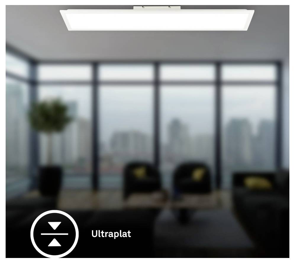 Unscharfes Büroaufenthaltsraum mit großen Fenstern, einer Deckenleuchte und dem Logo „Ultraplat