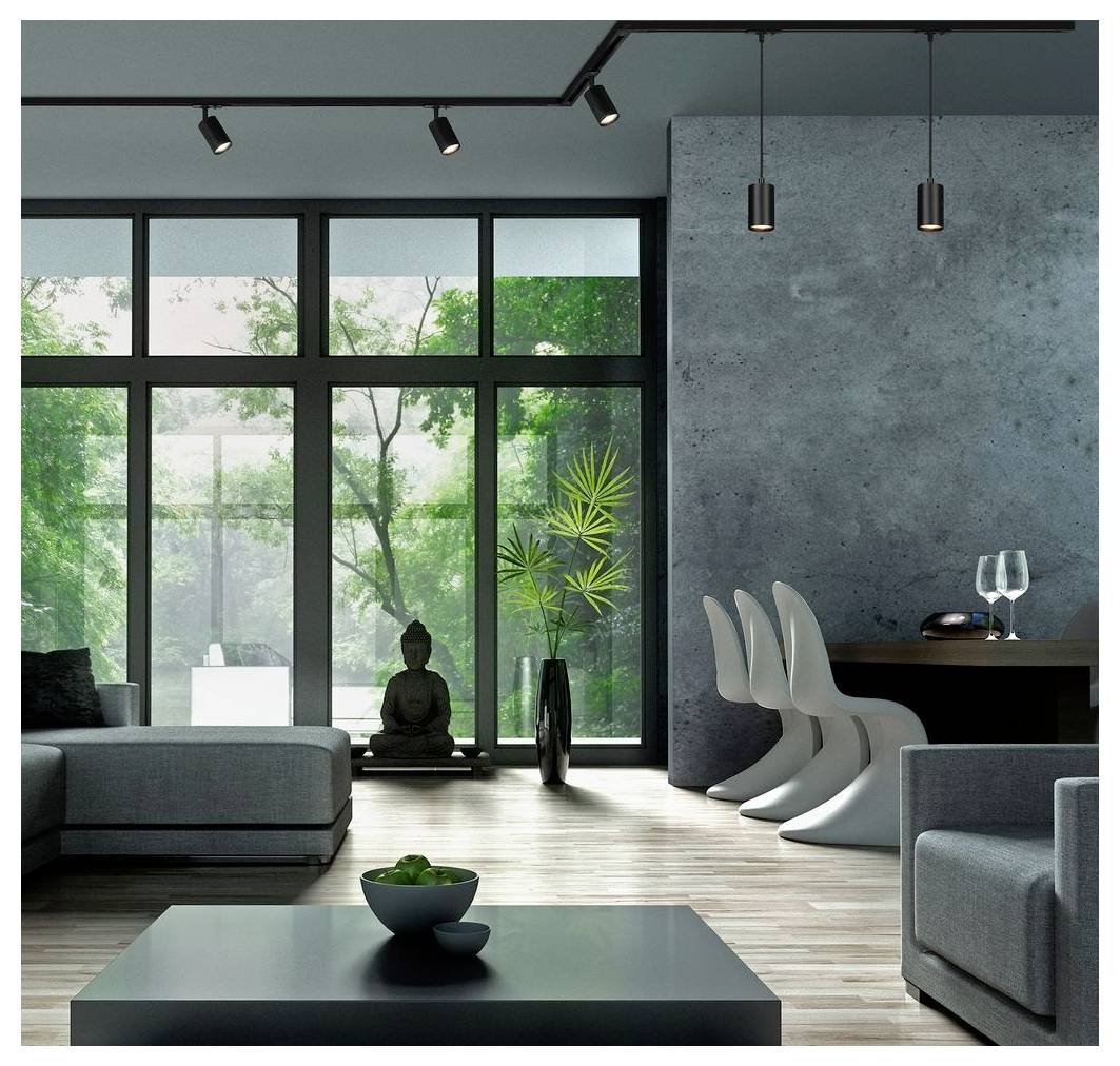 Modernes Wohnzimmer mit raumhohen Fenstern, grauen Ecksofarelien, schwarzem Couchtisch, Esszimmerstühlen, Pendelleuchten und einer kleinen Buddha-Statue am Fenster.