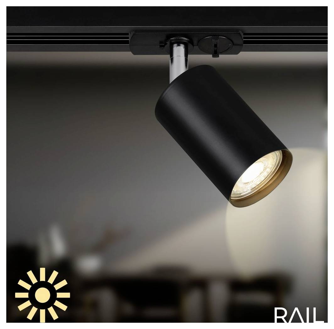 Schwarzer verstellbarer Schienenstrahler, der einen warmen Lichtkegel von einer Deckenleiste in einem modernen Interieur ausstrahlt.