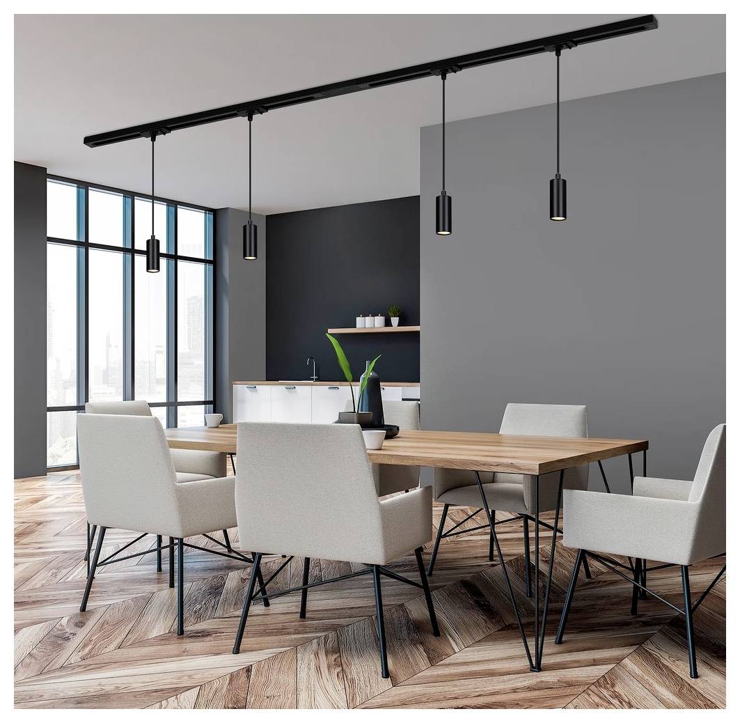 Modernes Esszimmer mit einem Holztisch, vier gepolsterten Stühlen, schwarzen Pendelleuchten und großen Fenstern neben einem kompakten Küchenbereich.