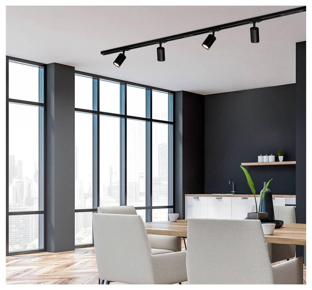 Modernes Esszimmer mit großen schwarzgerahmten Fenstern, hellem Holztisch, gepolsterten Stühlen und einer eleganten schwarzweißen Küchenwand mit Schienensystem-Beleuchtung.