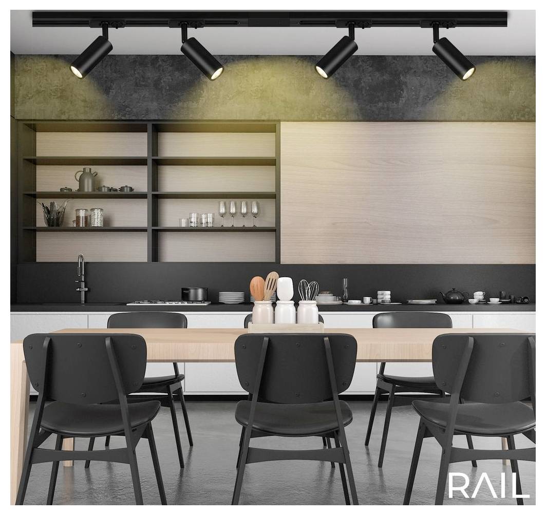 Moderne Küche mit schwarzen Stühlen um einen Tisch aus hellem Holz, offenen Regalen, Schienensystem-Beleuchtung und minimalistischen Schränken.