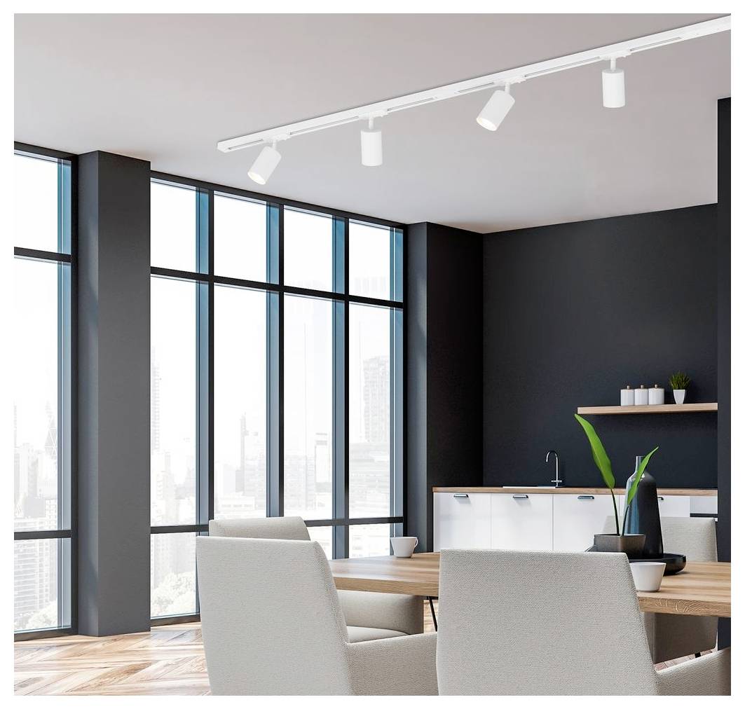 Moderner Speisebereich im Büro mit großen Fenster vom Boden bis zur Decke, Holztisch und Stühlen sowie einer kleinen Küchenzeile an einer dunklen Wand.
