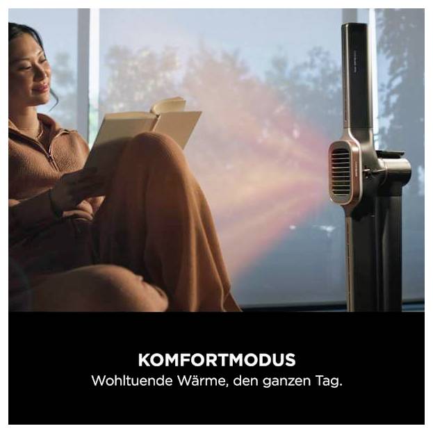 # Frau liest neben einem Turmheizer; der Anzeigentext sagt „KOMFORTMODUS