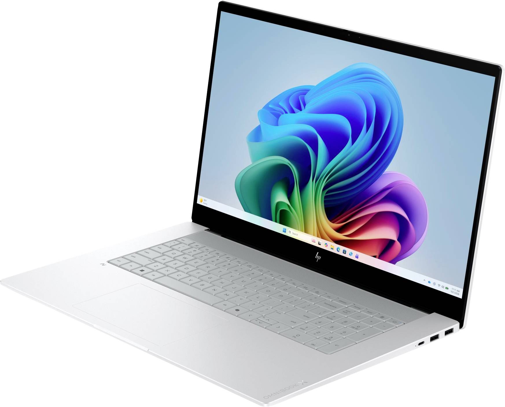 Offener silberner Laptop mit einem farbenfrohen abstrakten Windows-ähnlichen Hintergrundbild auf dem Bildschirm, aus einem Winkel betrachtet vor weißem Hintergrund.