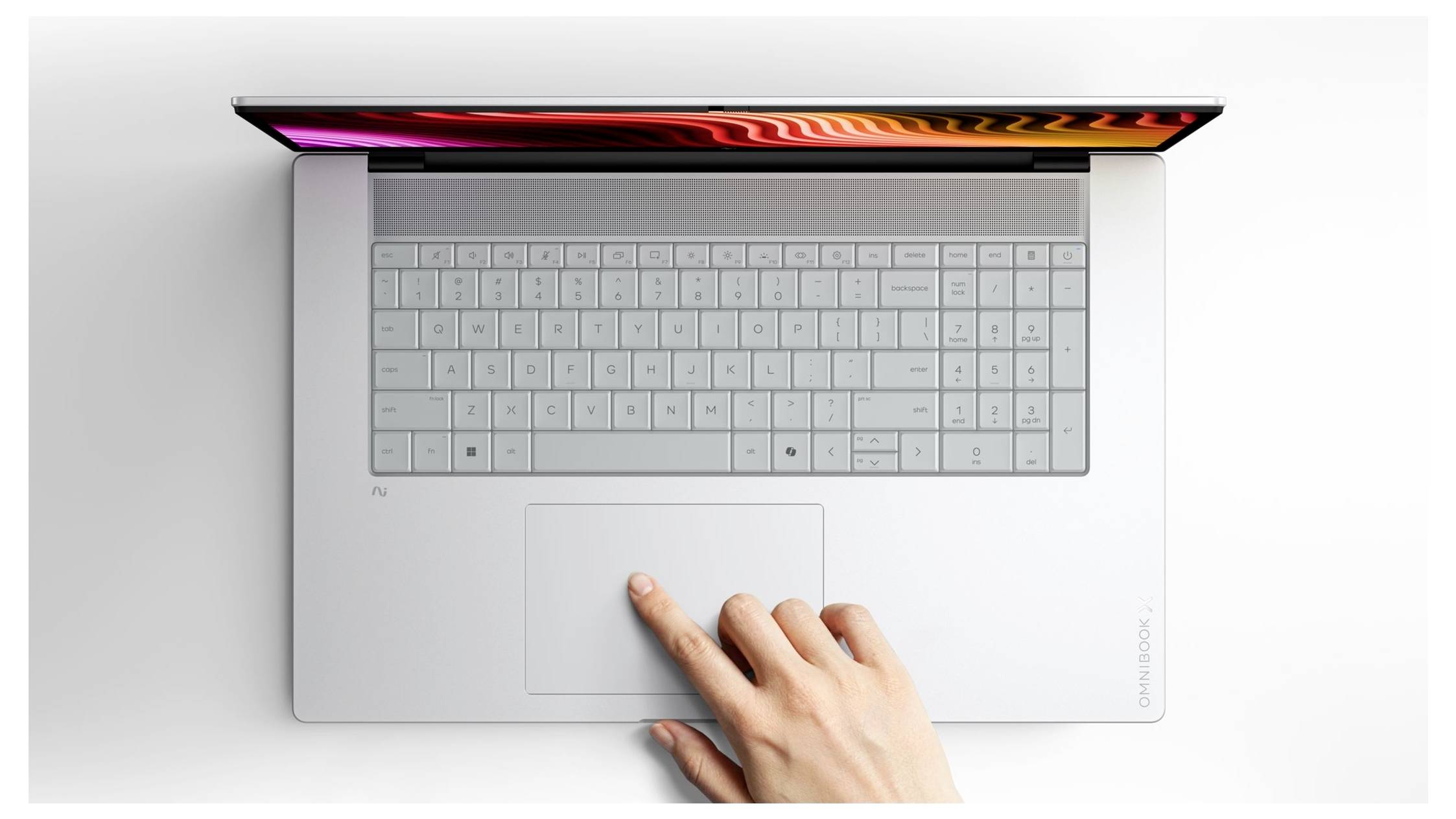 Draufsicht auf einen Laptop mit sichtbarer Tastatur und einer Hand, die das Trackpad benutzt.