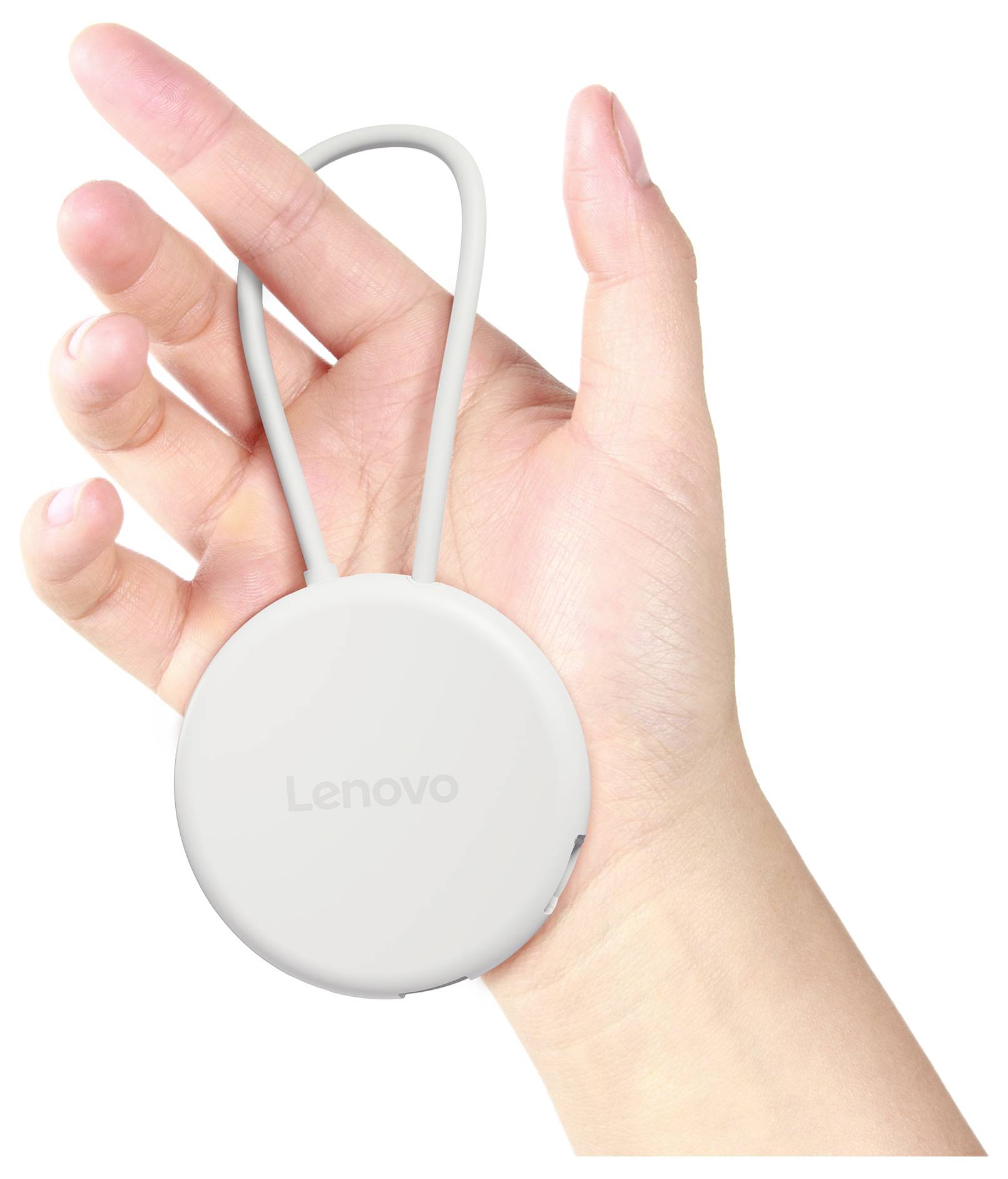 Eine Hand hält ein kleines rundes weißes Lenovo-Gerät mit einer Schlaufenschlaufe vor einem einfachen weißen Hintergrund.