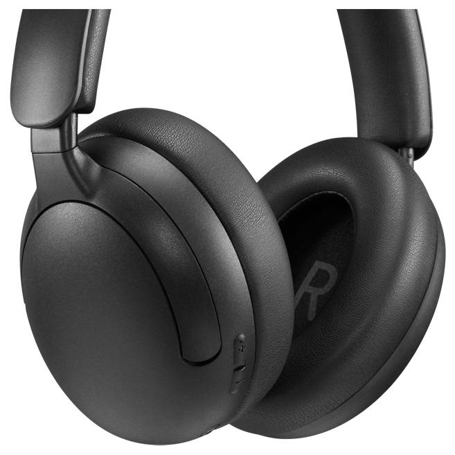 Schwarze Over-Ear-Kopfhörer in Nahaufnahme, mit gepolsterten Ohrmuscheln und verstellbarem Kopfbügel auf weißem Hintergrund.