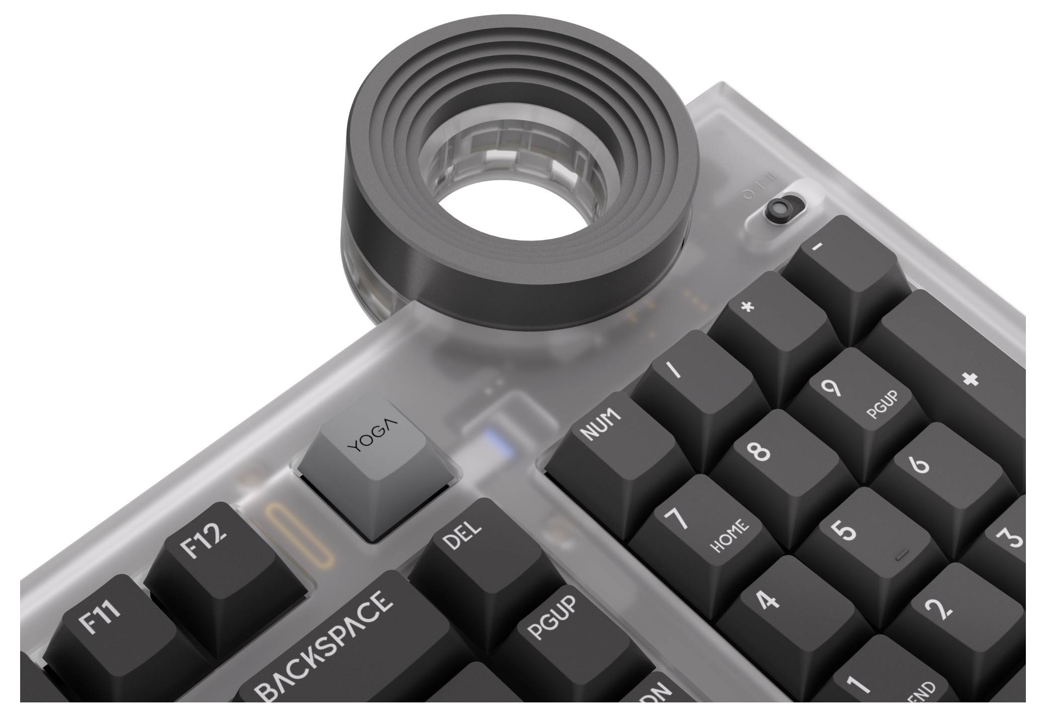 Nahaufnahme einer transparenten mechanischen Tastatur mit schwarzen Tasten, einer großen runden Lupe und sichtbaren Beschriftungen wie BACKSPACE, DEL, PGUP und NUM.