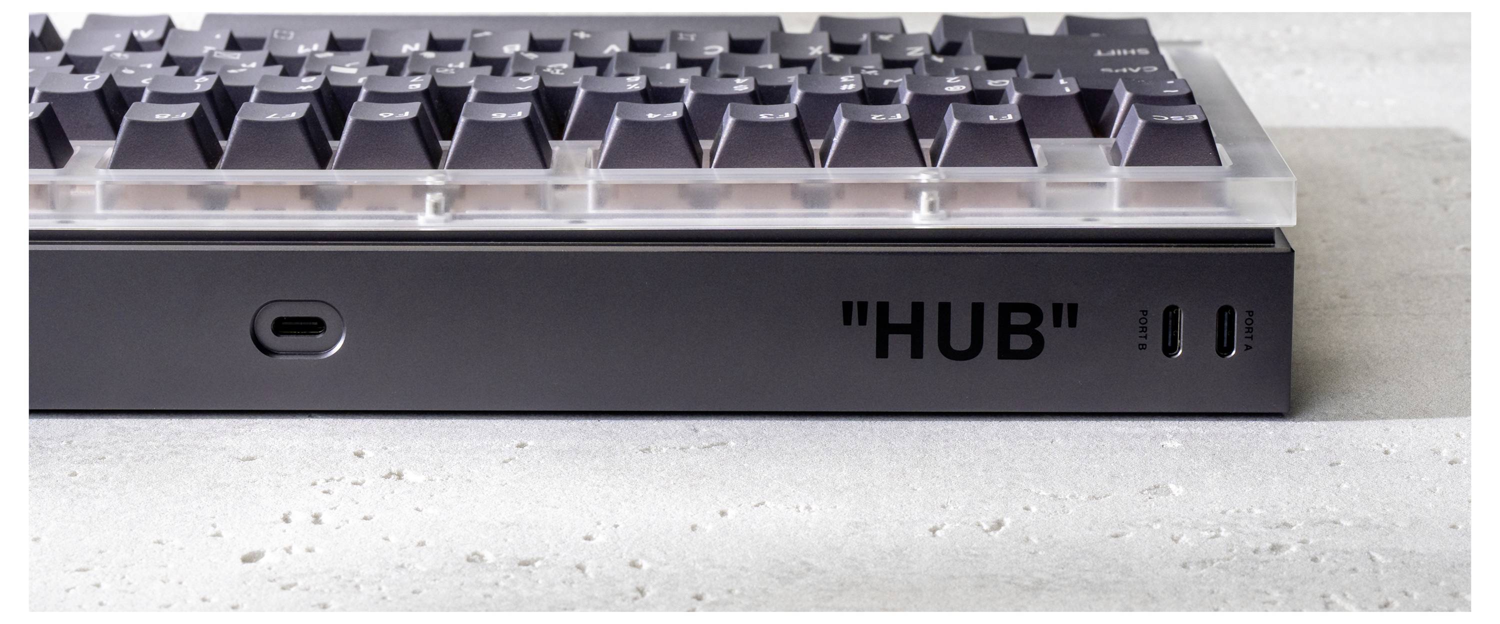 Nahaufnahme einer Tastatur, die mit einem schwarzen Metallhub mit der Aufschrift 